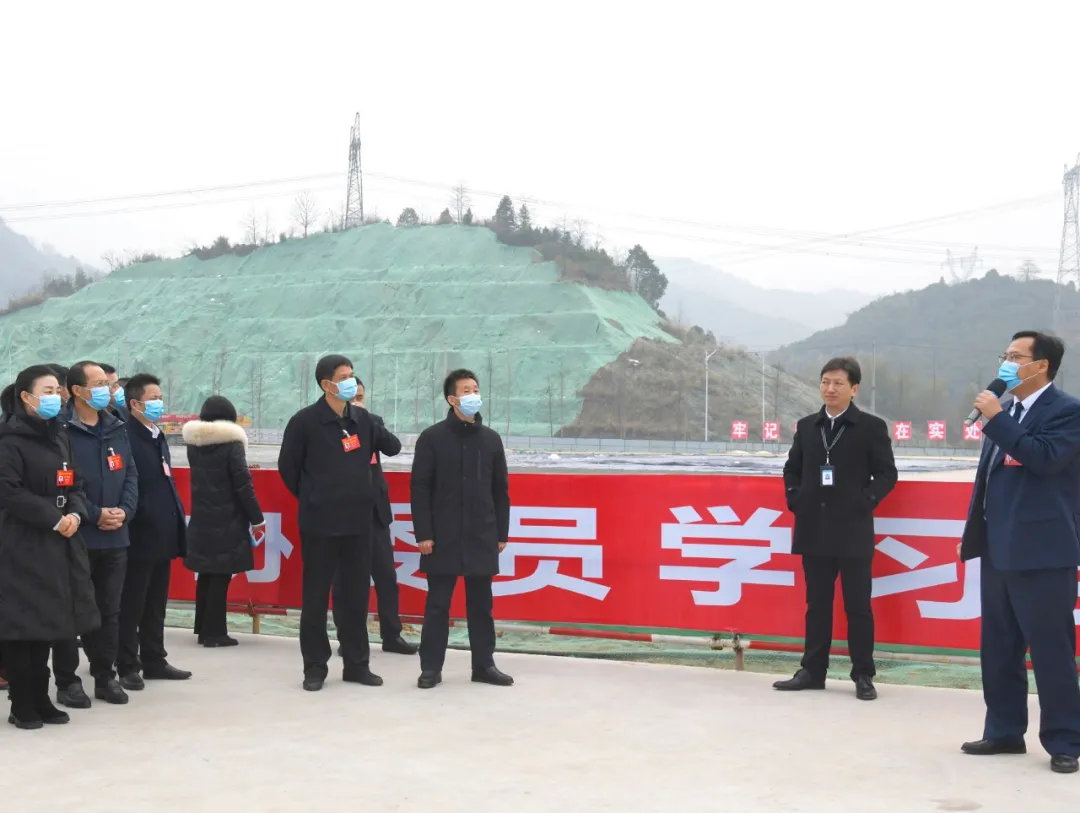 參加市六屆人大一次會議代表集中視察重點項目