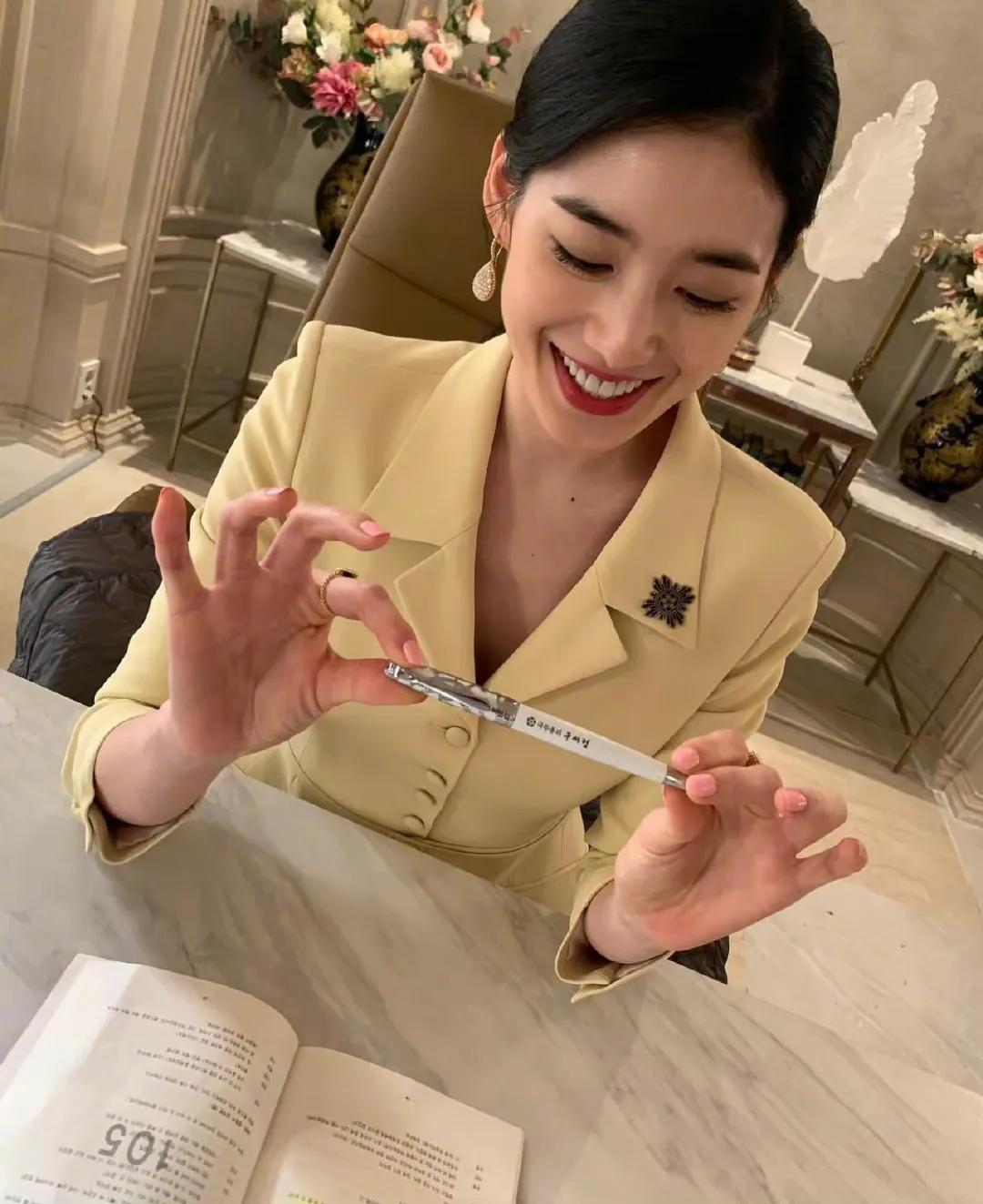 郑恩彩拍剧期间的穿搭