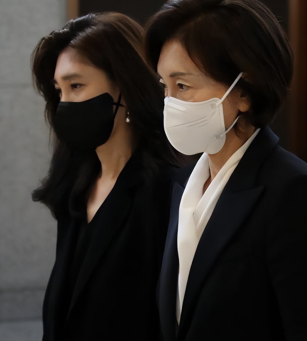 52岁李富真美绝了，戴口罩难掩盛世美颜，现实版“财阀千金”