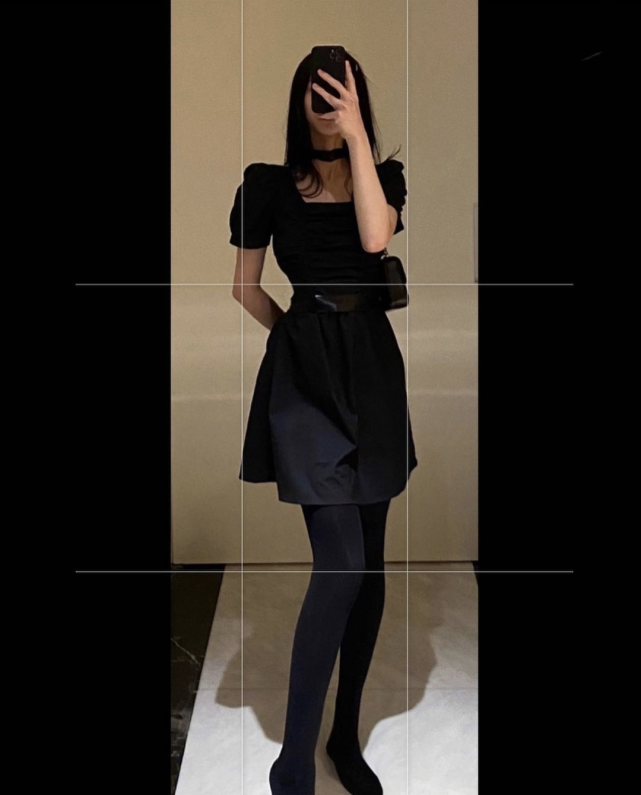 小s二女儿晒自拍，秀直角肩和小蛮腰，14岁Lilly穿扮成熟颜值获赞