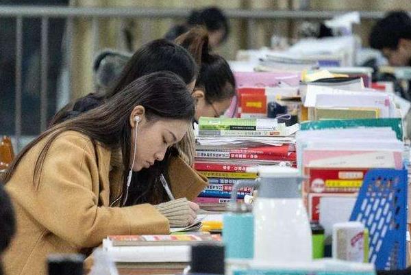 高校的“贴心”操作，将学生成绩单包邮到家，还附送挂科预警