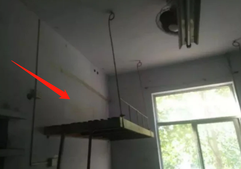 大学“最穷酸宿舍”排名，红砖房+空中吊床+24人间，学生看呆了