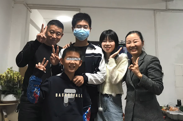 孙海洋一家五口首次团聚，孙卓与姐姐动情相拥，妈妈直播不忘带货