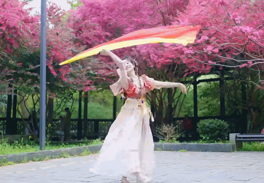 95后喜爱COSPLAY成为B站舞蹈区的风景线-哪边嗨