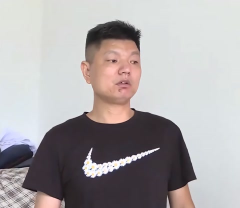 家住湘潭的彭志新今年43岁,3年前他在一场饭局上遇到了自己暗恋了28年