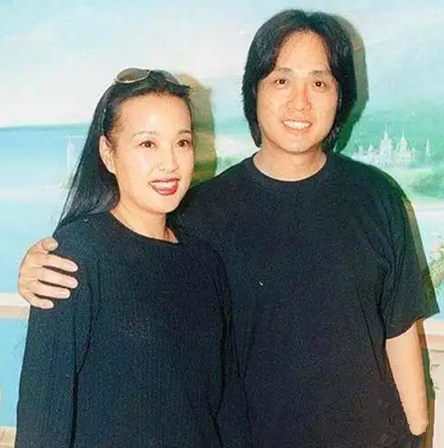 与刘晓庆苦恋5年，分手后不拍戏也不结婚，如今伍卫国怎样了？