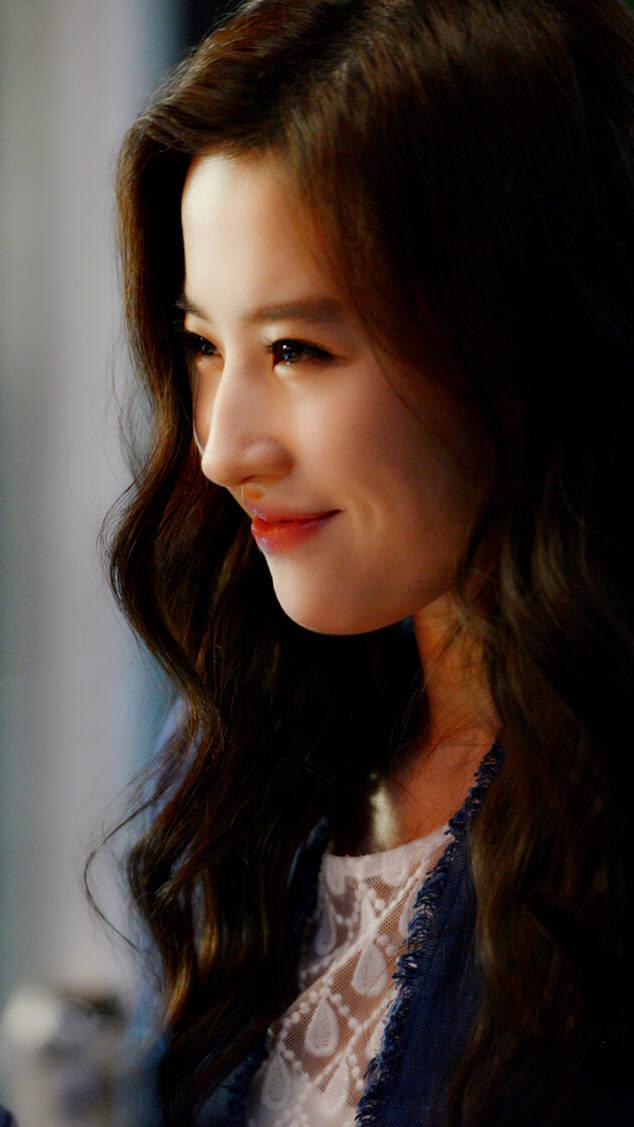 露水红颜的刘亦菲,她是一件艺术品,当之无愧的女神