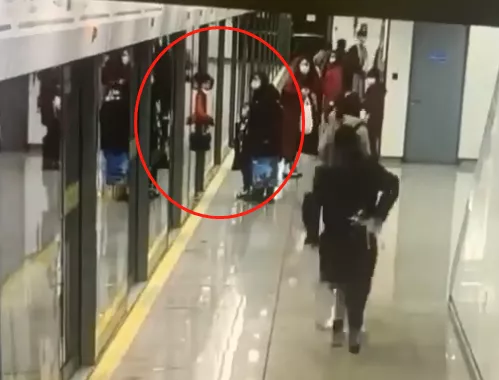 高铁站台乘客被屏蔽门夹住，男子不顾劝阻救下伤者。