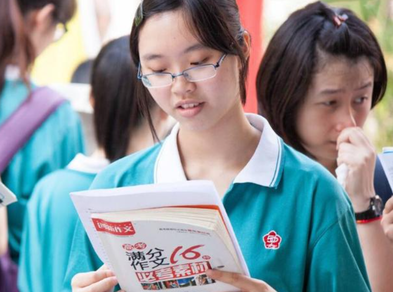 “取消高考复读”呼声渐高，一个相关新规定，让2022届考生心慌