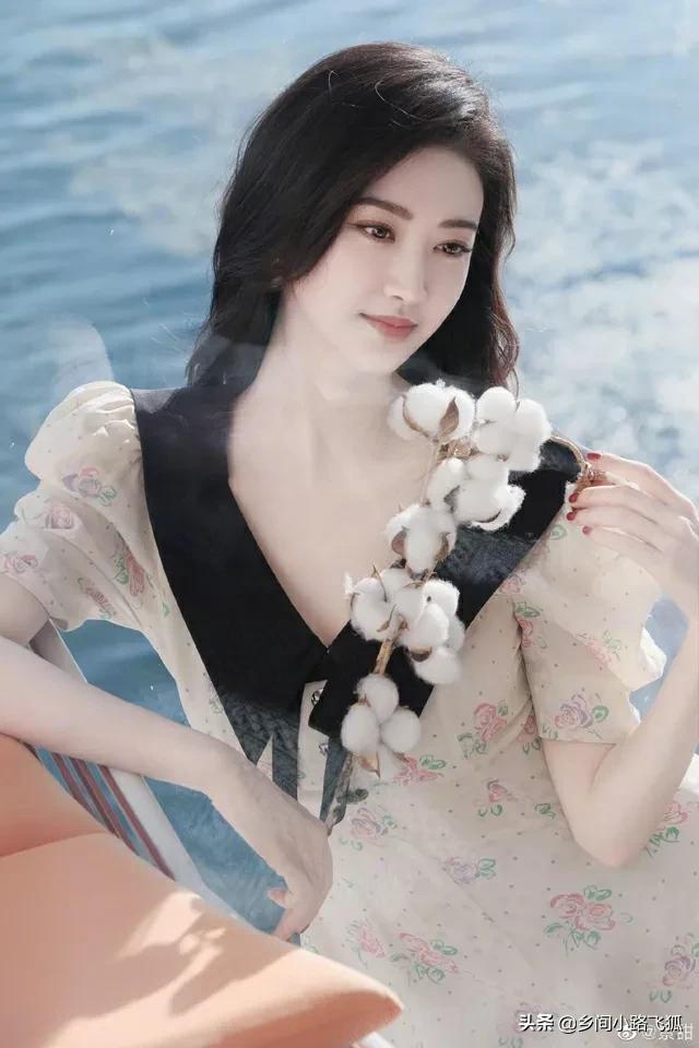 景甜晒甜美风生日写真大片 着连衣裙手拿鲜花夏日感满满