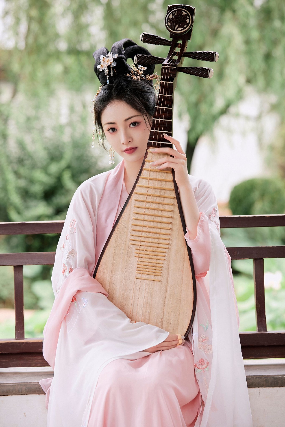 翩翩美人!周洁琼琵琶最新写真