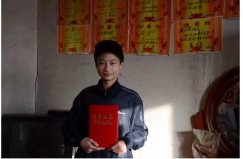 ‘寒门依旧出贵子’，庞众望父母双病，他靠捡垃圾为生，圆梦清华