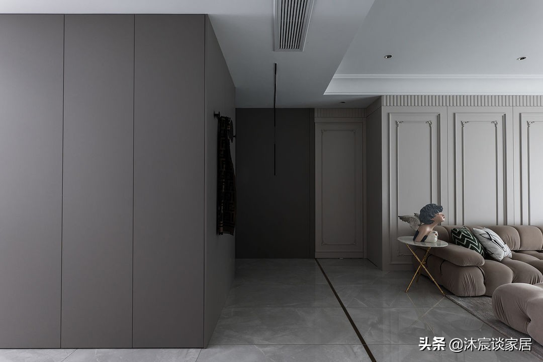 她将现代极简与复古相结合，看似不搭配，但装修效果却非常吸引人