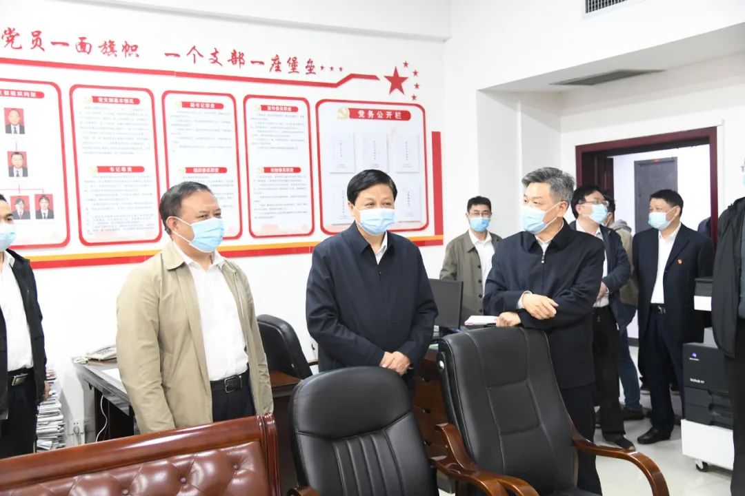 李万千在市财政局市发改委市工信局调研