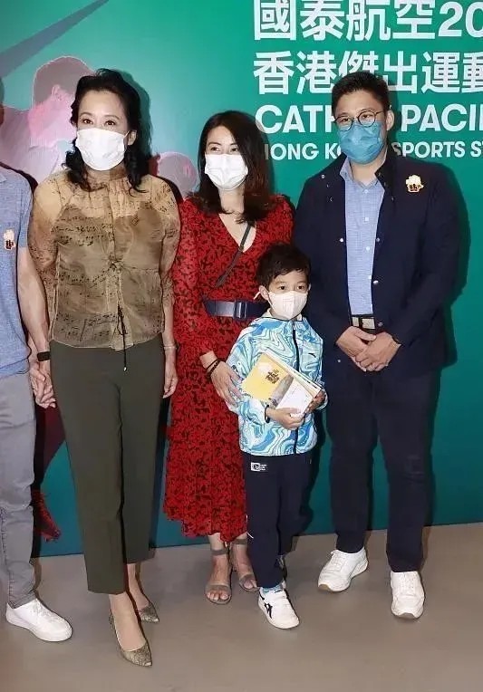 郭晶晶罕见与婆婆同现活动，她印花红裙温柔似水，婆婆一看就强势