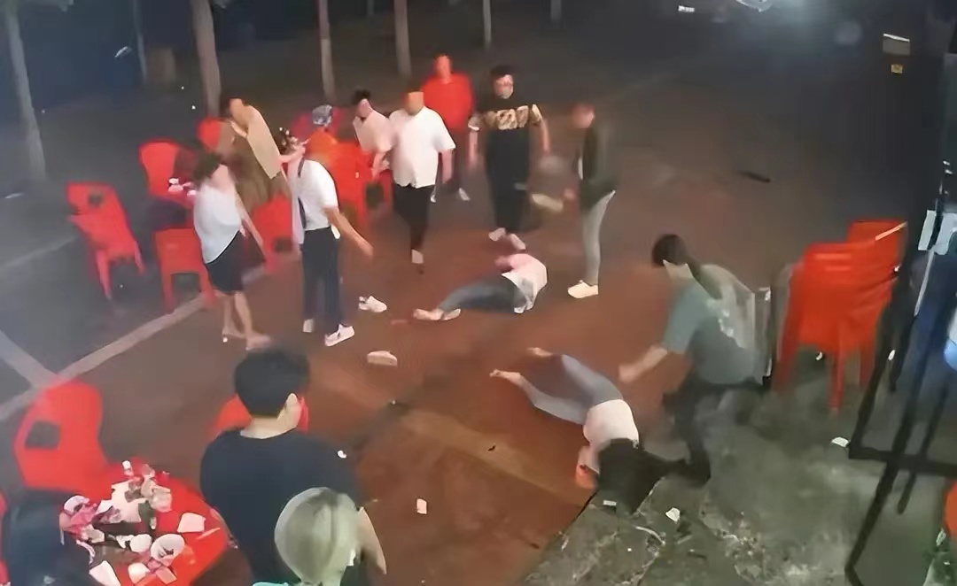 唐山打人事件主犯背景曝光：两人案底累累，另一人躲在草丛里被抓