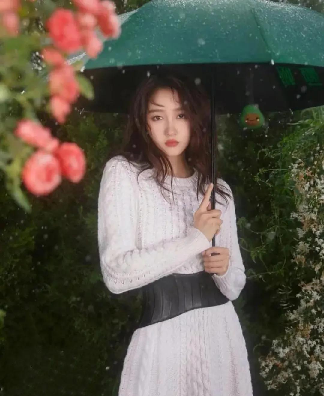 关晓彤现身，穿着太时尚。经典靓照