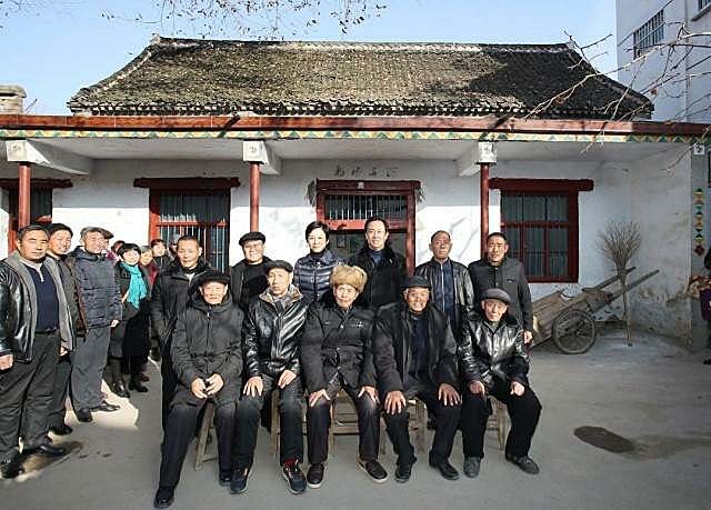 老师给小伙20元学费，40年后他发现恩师贷款买房：把买房费用全免