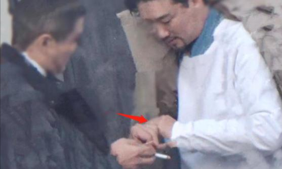 15岁李嫣在嫣然医院墙上作画，穿吊带上衣，亭亭玉立初具女神范儿