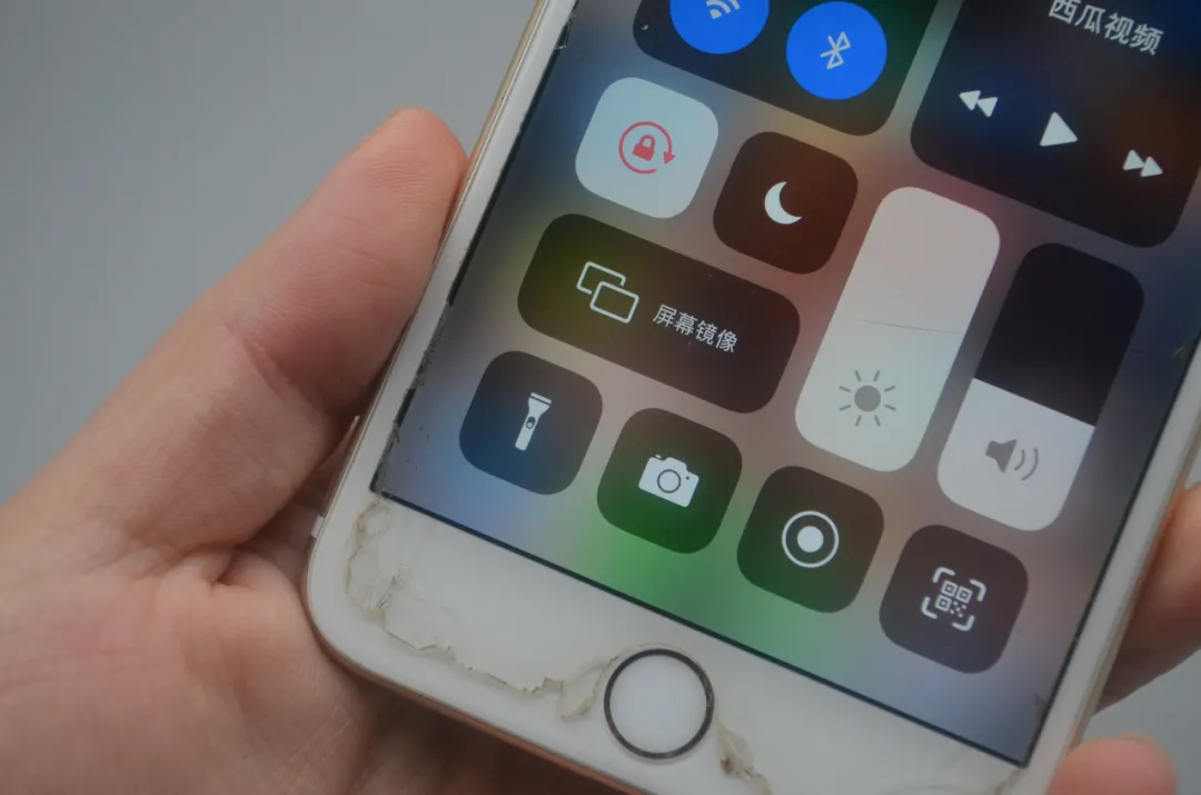 手机亮度怎么调（手机自带的手电筒）