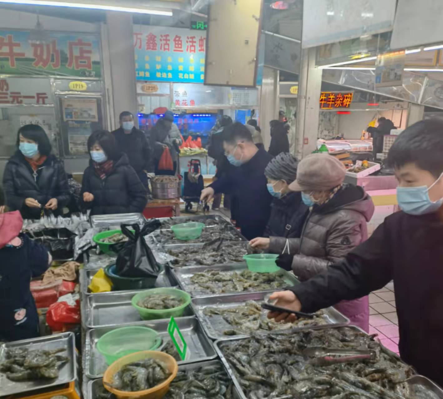 节日榆中街市场：菜丰价稳，年味浓