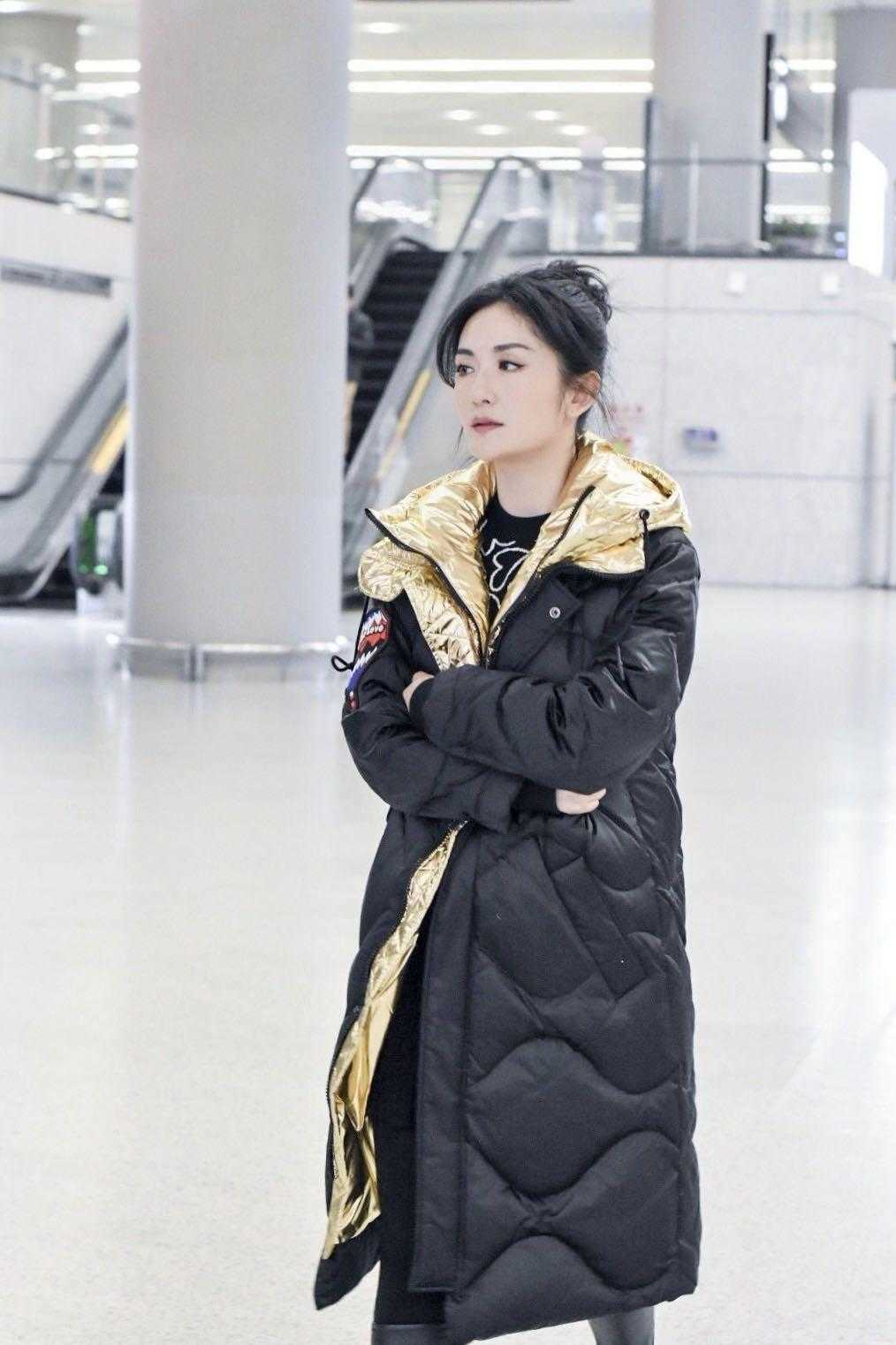 “谢娜”的衣品终于逆袭！穿牛油果绿棉服配运动裤，减龄如同18岁