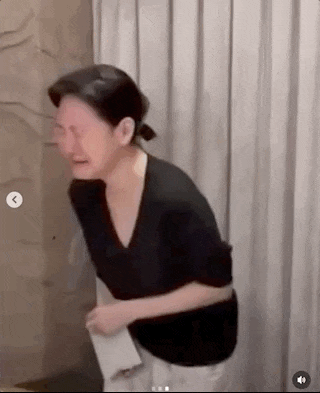 小s二女儿晒自拍，秀直角肩和小蛮腰，14岁Lilly穿扮成熟颜值获赞