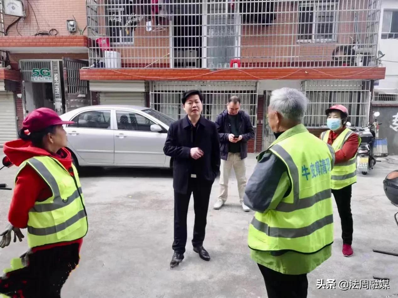 澧县城管：清理顽疾“牛皮癣”，让城市增光添彩