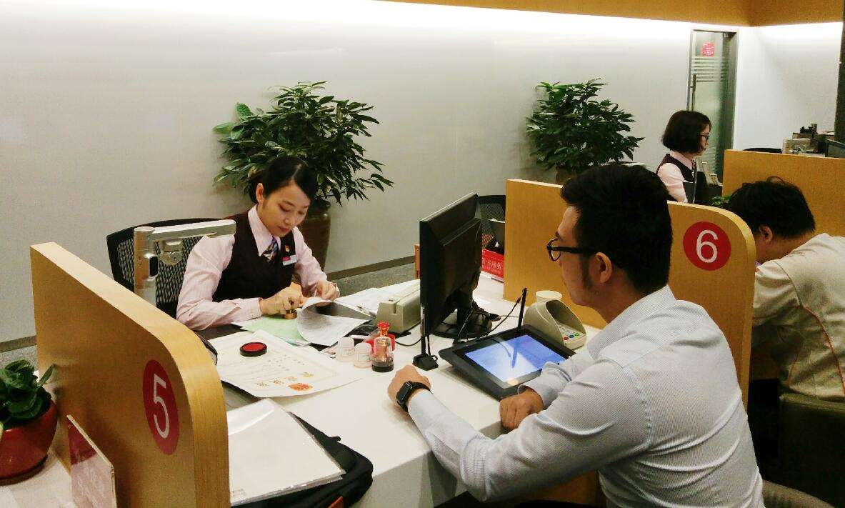 4家银行倒闭，23家银行合并后，存款怎么办？内部人士说出实情