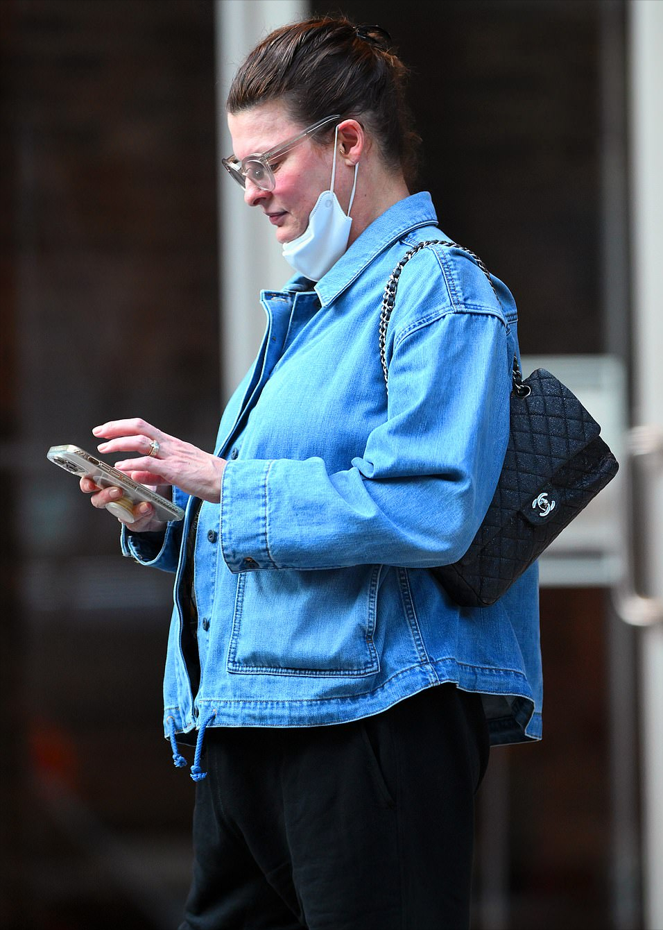 传奇超模琳达罕见出街！因整容失败而毁容，穿牛仔服亮相成了大妈