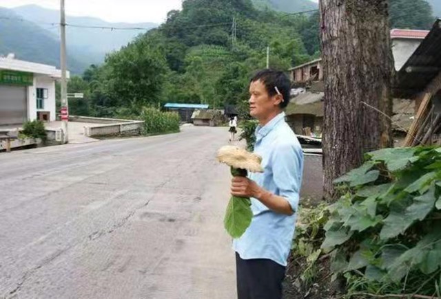 周宗朝：撞脸马云走红后，老板派人摩托接他被嫌弃：我该配小轿车