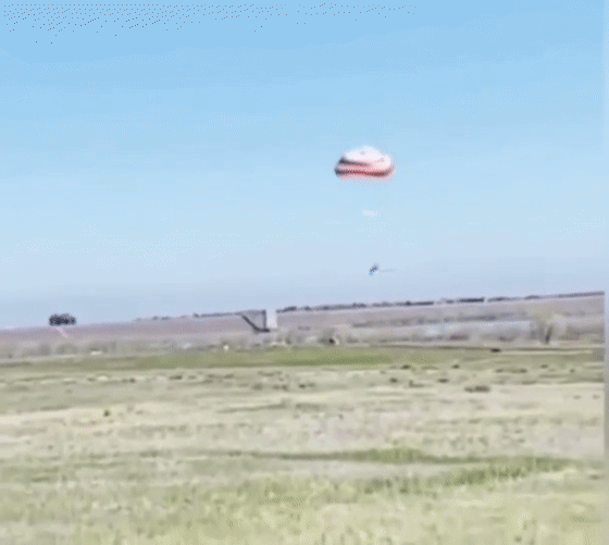 飞机上装巨型降落伞，坠机直接打开可以吗？其实早就在用了