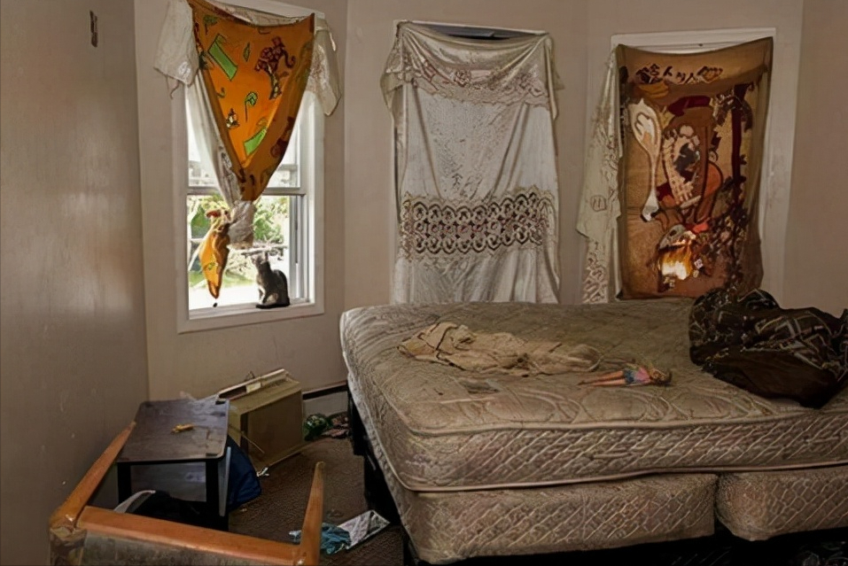一户美国穷人家的卧室,窗帘是拼凑的,床垫是捡回来的,整体脏乱不堪!