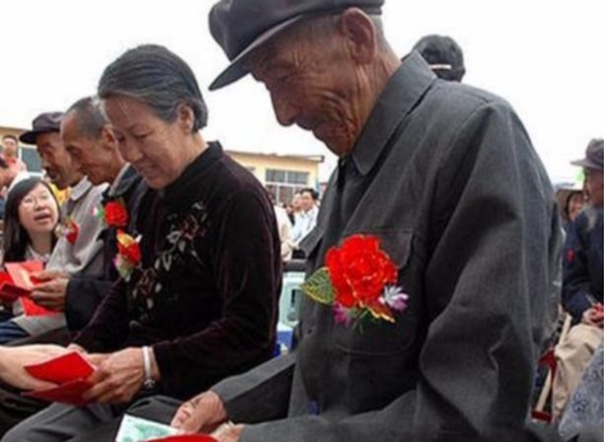 高龄津贴迎改动，年过“这个数”的老人，每月能多领200元补贴