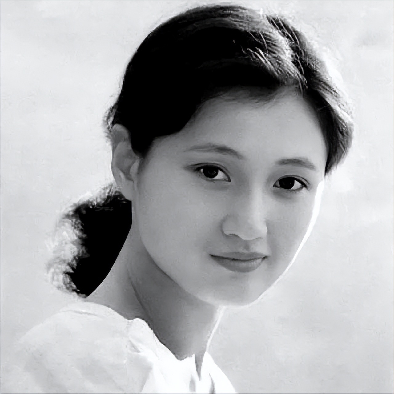 “考古”女星罕见18岁青涩照，刘亦菲太甜了，宁静好野