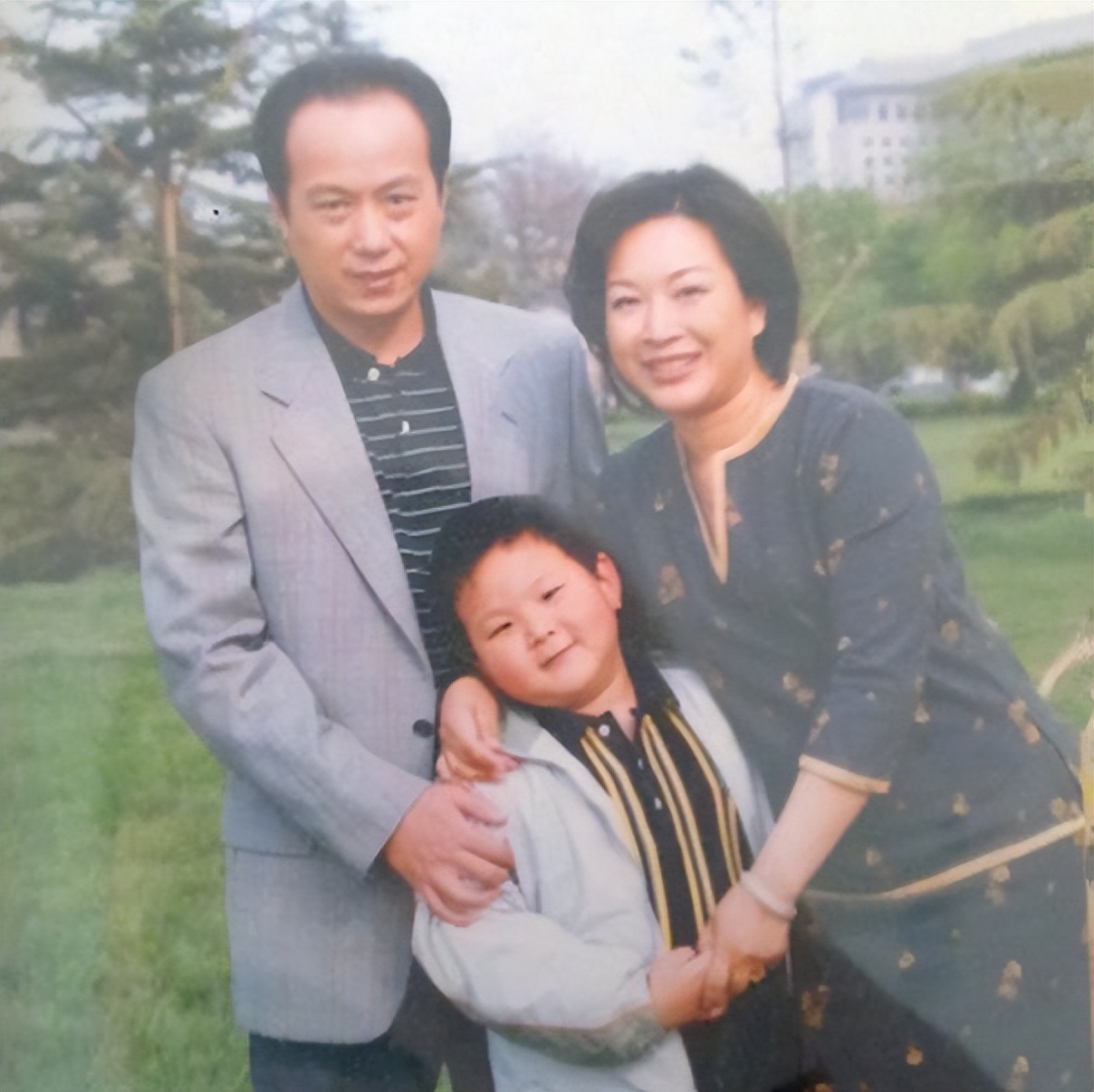 清华大学幼儿园园长之子，央视主持32年0失误，为何61岁依旧单身