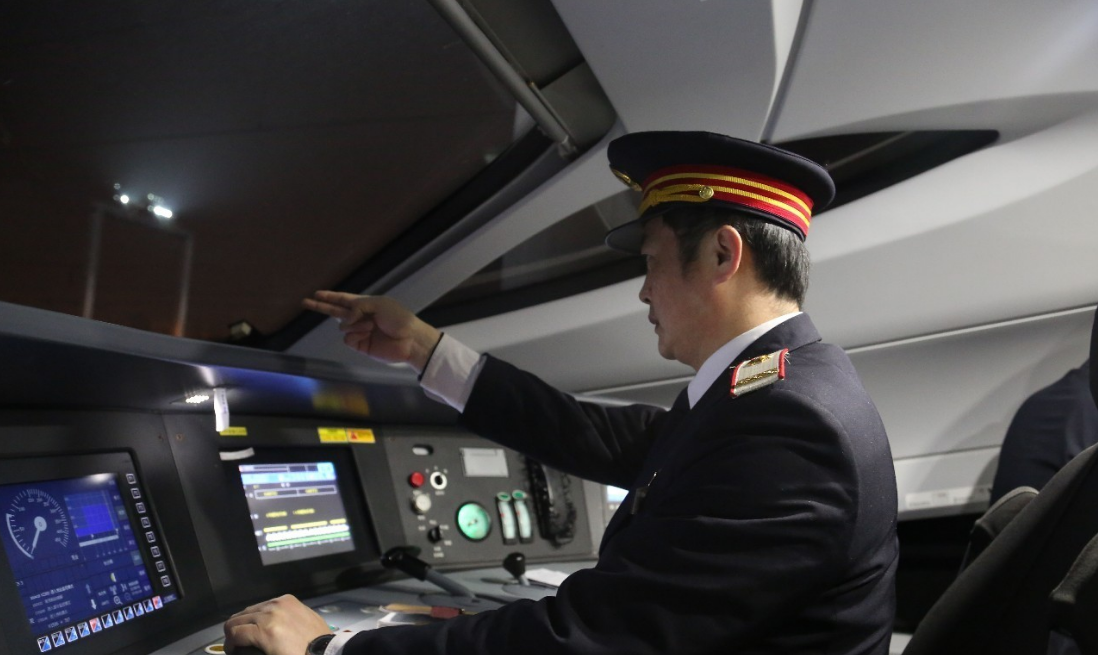 高铁司机每天上班4小时，那月薪有多少？什么样的人才能胜任？