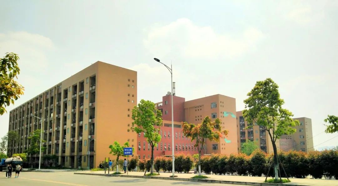 “恐龙”守候，坐拥4大食堂、水上图书馆！2022，成都理工大学等你来！