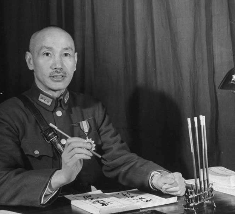 1975年蒋介石生命最后一天，蒋经国日记中记载：父亲问起张伯苓