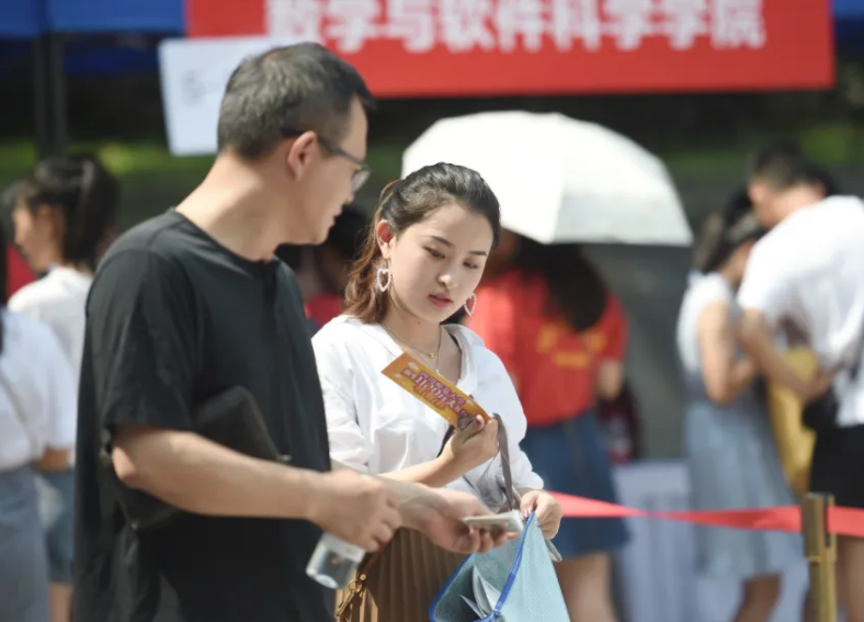 ​大学“生活费”档次排名，1500元是什么水平？或许和家长想的不同