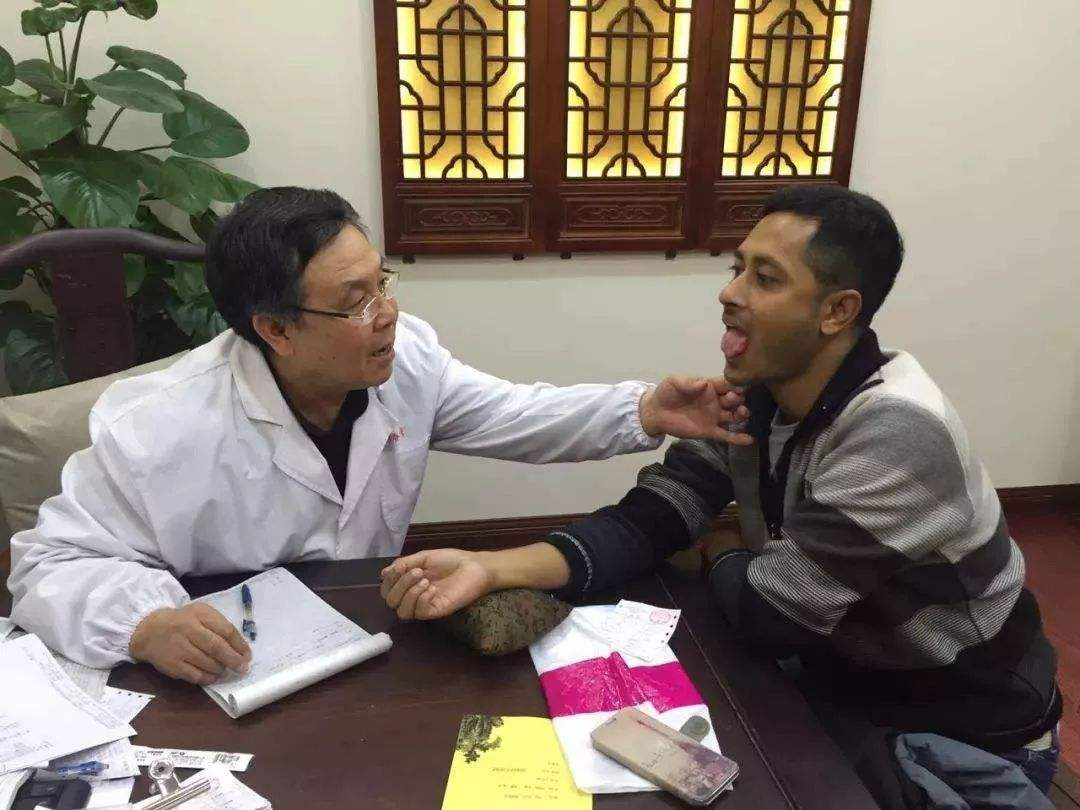 舌头藏着健康秘密！医生教会你，如何看舌苔和舌形，了解自身健康