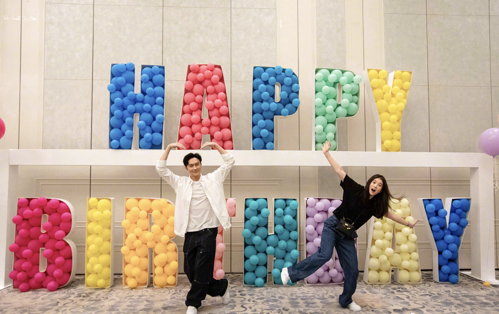 袁咏仪儿子晒登山照，15岁魔童戴墨镜超帅气，彰显张智霖优秀基因