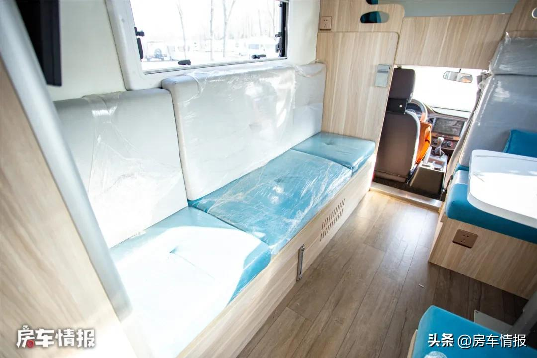 五菱荣光新卡打造的房车适合家庭出行吗(价格性能怎么样)(图10) 属于老百姓的五菱房车,配1.8L动力能住一家四口,厕所空间真心大