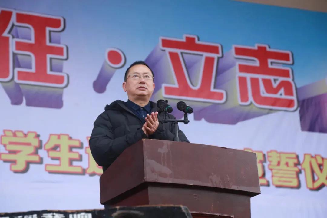 閬中中學(xué)舉行高三學(xué)生成人宣誓儀式(圖24) 閬中中學(xué)舉行高三學(xué)生成人宣誓儀式(圖24)