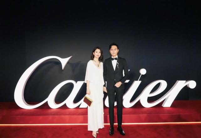 袁咏仪张智霖不愧是“神仙眷侣”，穿牛仔外套走机场，低调又大气