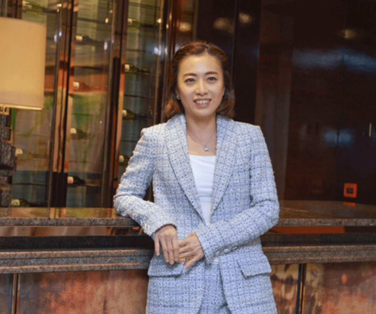 刘銮雄爱妻甘比与友出行!穿千元上衣身材发福,大女儿眉眼更像爸