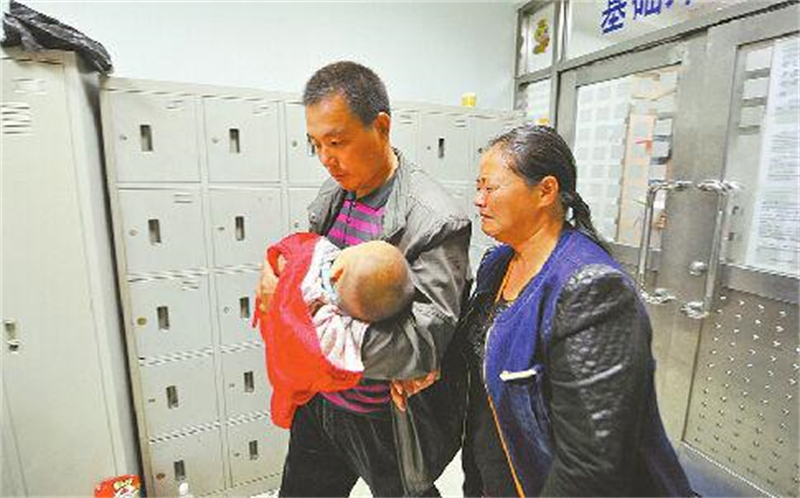 2014年，山东一女婴体内发现多处钢针，命悬一线，医生奋力救治