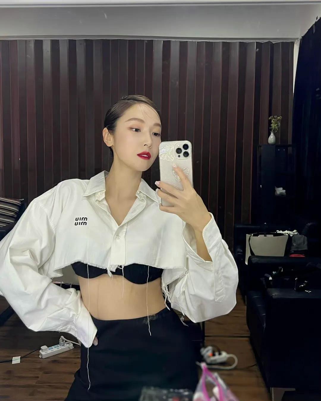 郑秀妍近期穿搭