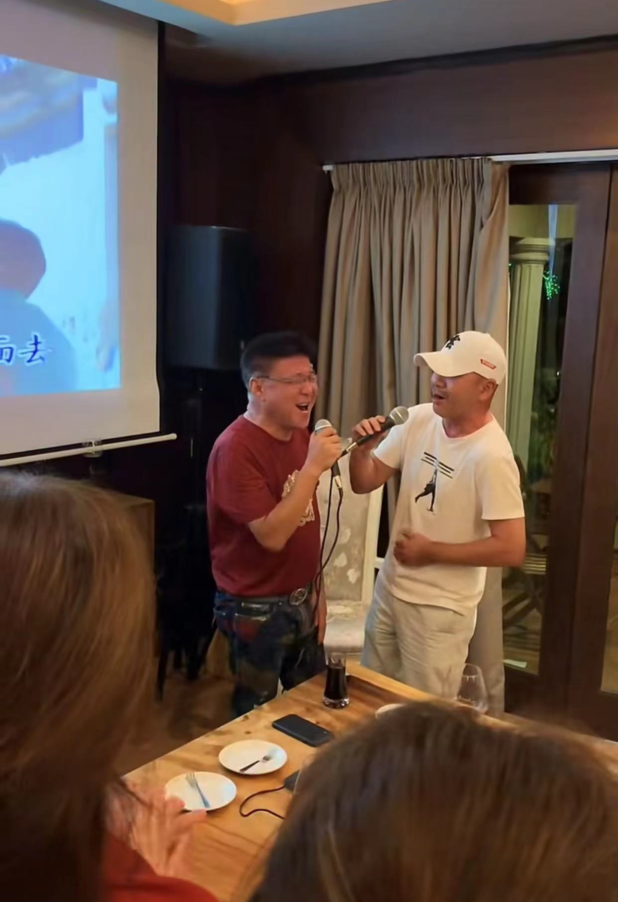 63岁姜育恒豪宅宴客，穿4000多T恤喝得满脸通红，身材发福认不出