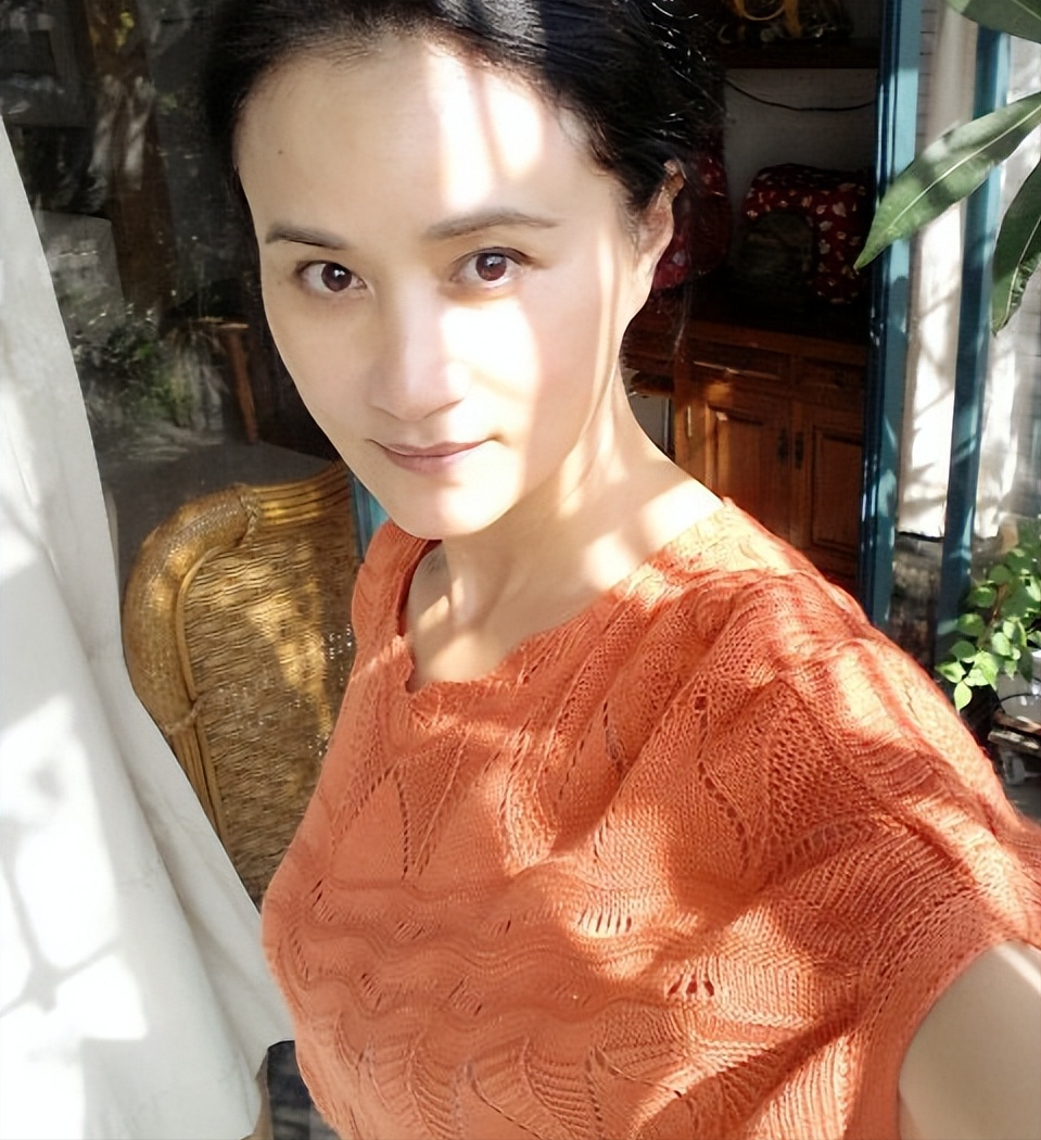 "清咖婆婆"张小磊:巅峰期下海经商,嫁平凡丈夫,孙女6岁了